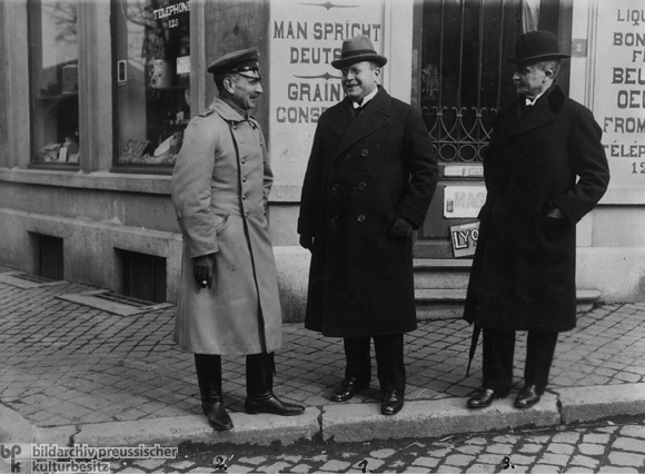 Matthias Erzberger (Mitte) und zwei Mitglieder der deutschen Waffenstillstandskommission in Belgien (November 1918)